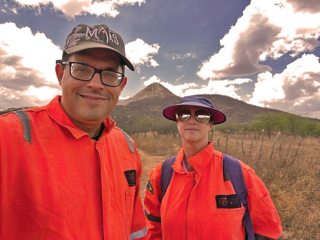 Julio Rezende (Habitat Marte) e Vania Melhado (Prevent Senior) com o vulcão inativo no Pico do Cabugi