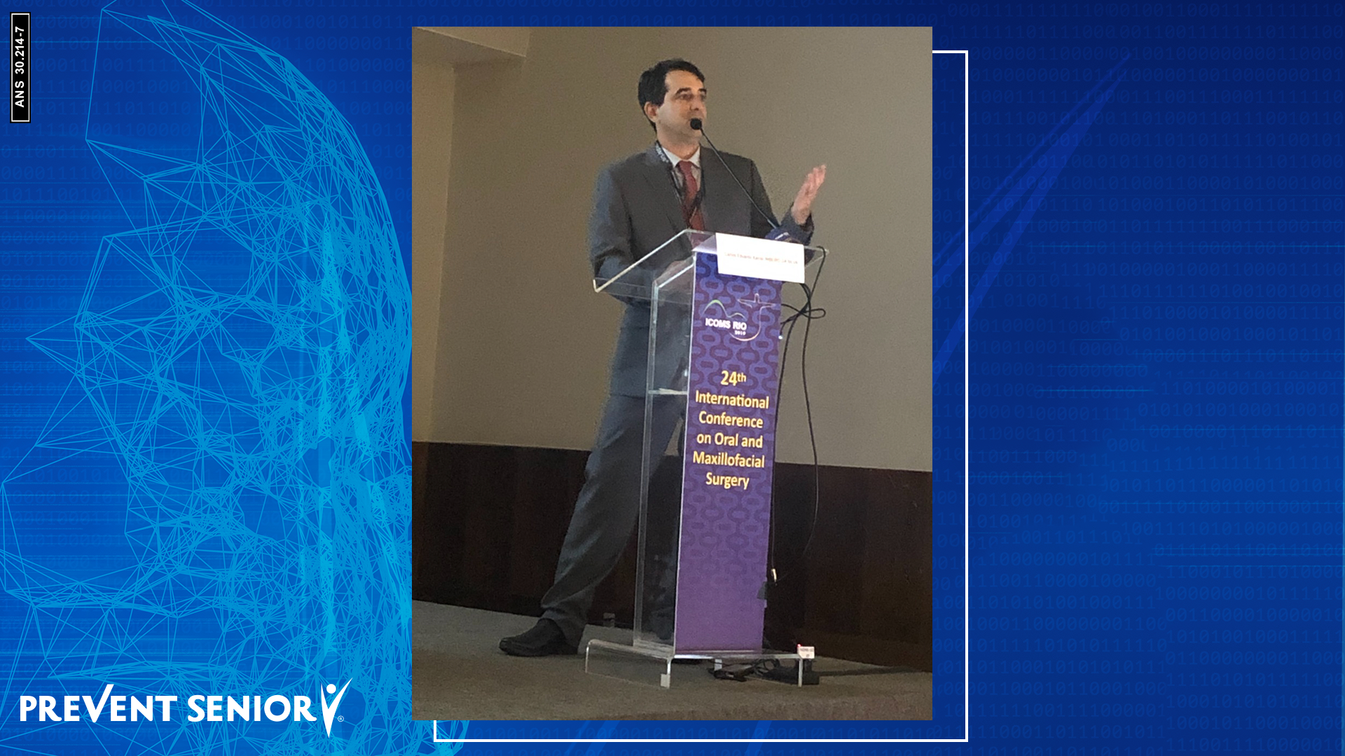 Doutor Carlos palestrando durante o Congresso Mundial de Cirurgia Bucomaxilofacial, em 2019