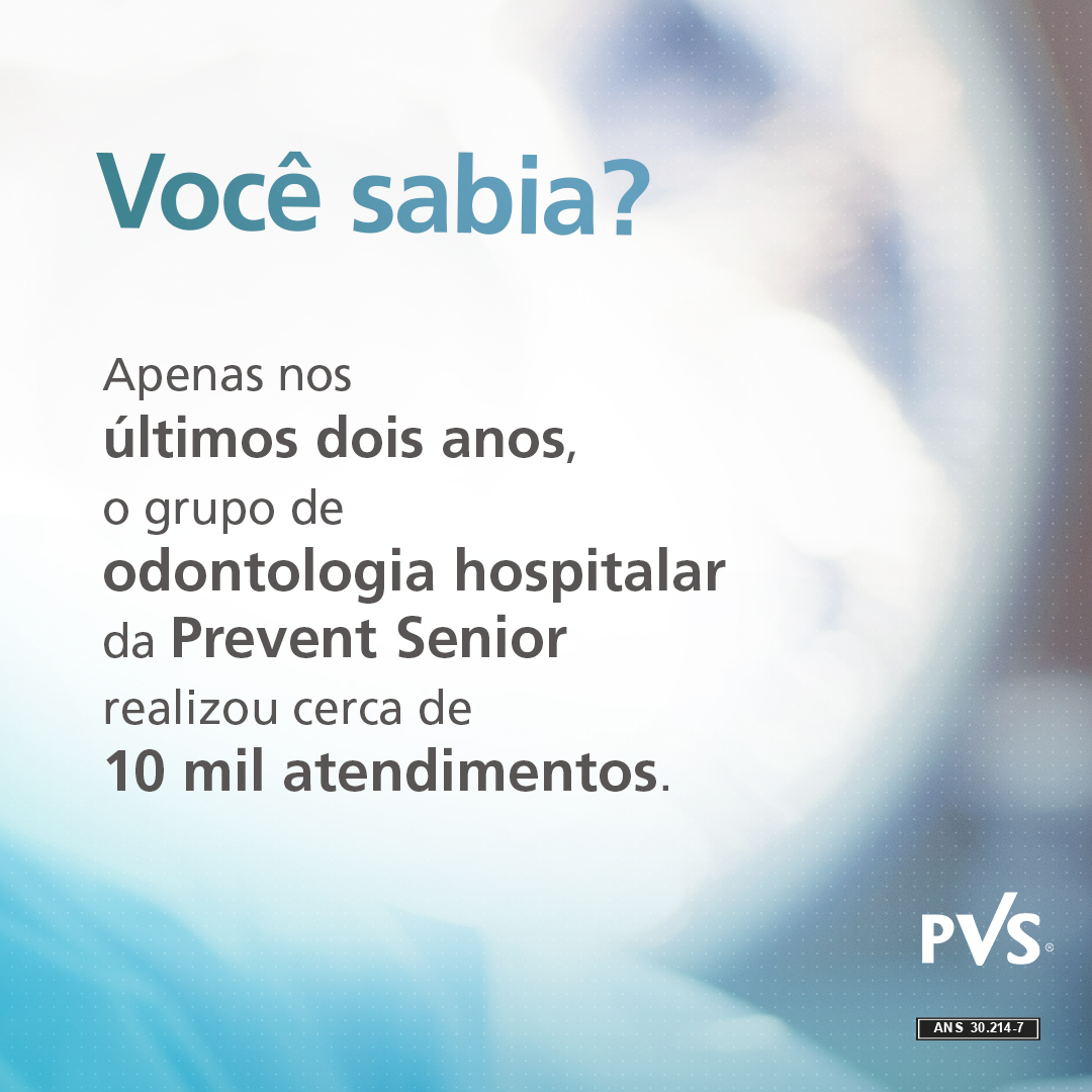 Imagem de parte de um consultório odontológico com dizeres que informam que o grupo de odontologia hospitalar da Prevent Senior realizou cerca de 10 mil atendimentos nos últimos dois anos