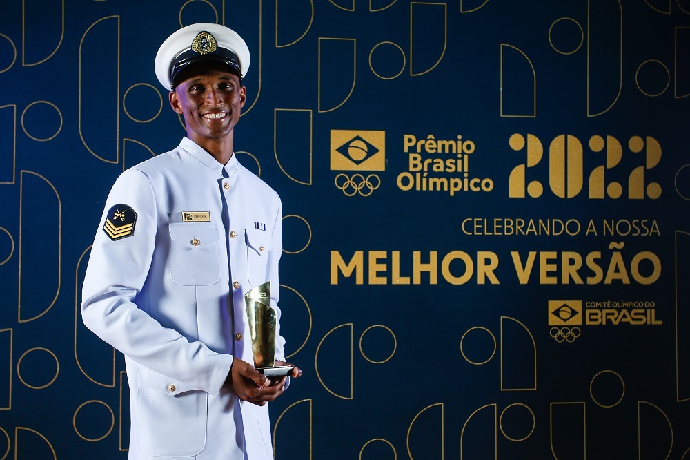 Alison dos Santos segurando o troféu de Atleta do Ano