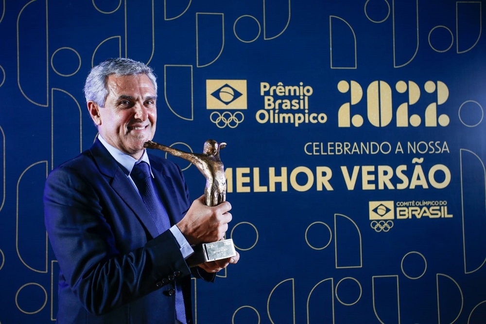 José Roberto Guimarães segurando o troféu de melhor treinador do ano