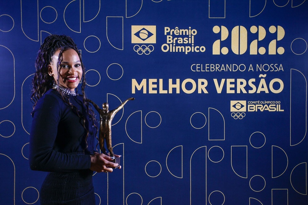 Rebeca Andrade segurando o troféu de Atleta do Ano